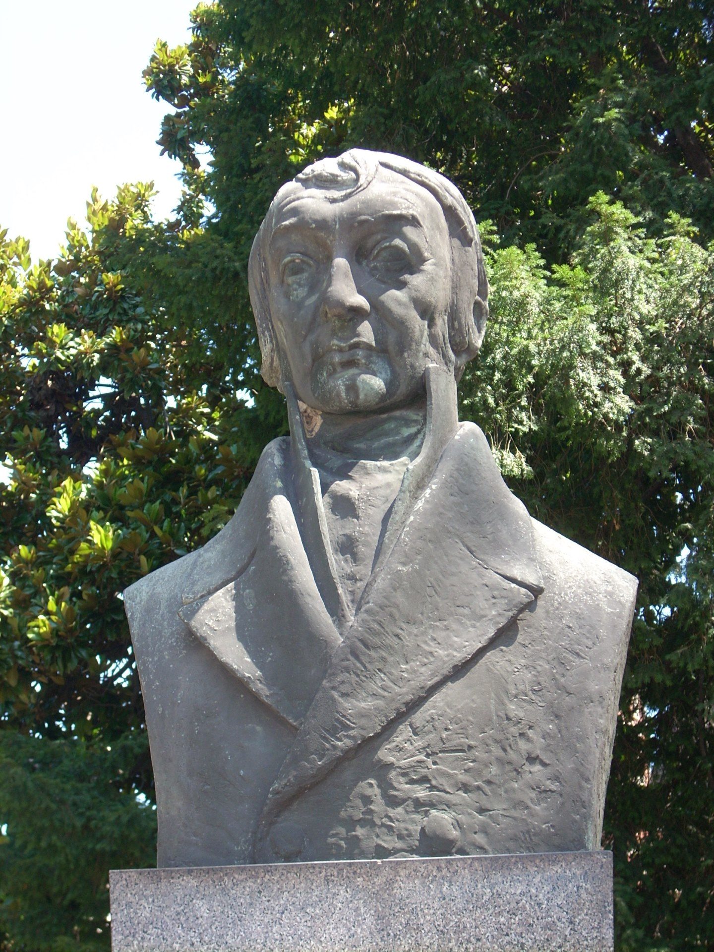 Amedeo%20Avogadro%27s%20bust%2C%20Vercelli%2C%20Italy%20%283%29.JPG
